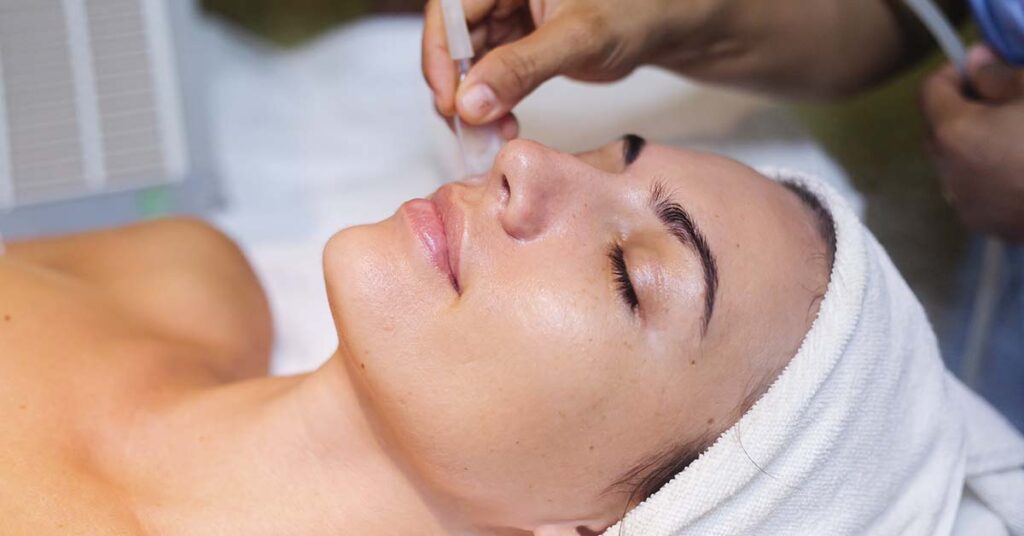 Peeling no rosto: tipos, indicações e cuidados essenciais